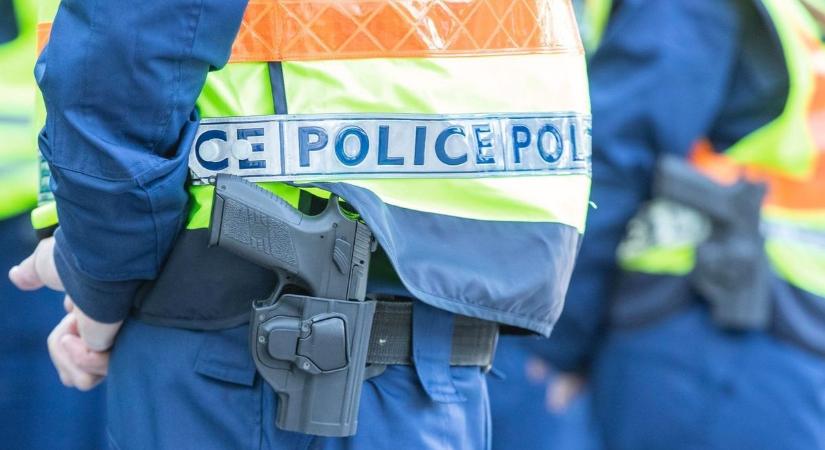 A mosógépet és a zenedobozt is kilopta édesanyjától, akit most egy csomag szotyi miatt kaptak el