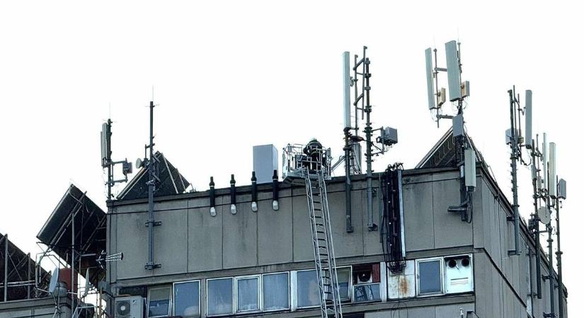 Magasból mentő is vonult, hajdúszoboszlói hotelhez riasztották a tűzoltókat! – fotókkal, videóval!