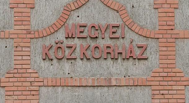 „Nem ivóvíz! Újszülöttek fürdetésére sem használható!” – megint nincs iható csapvíz a székesfehérvári szülészeten