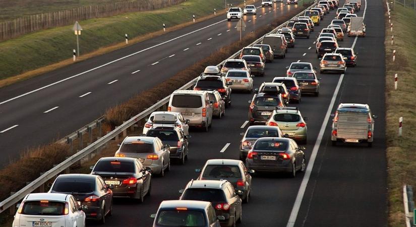 Péntek estére is több kilométeres a torlódás az M3-ason