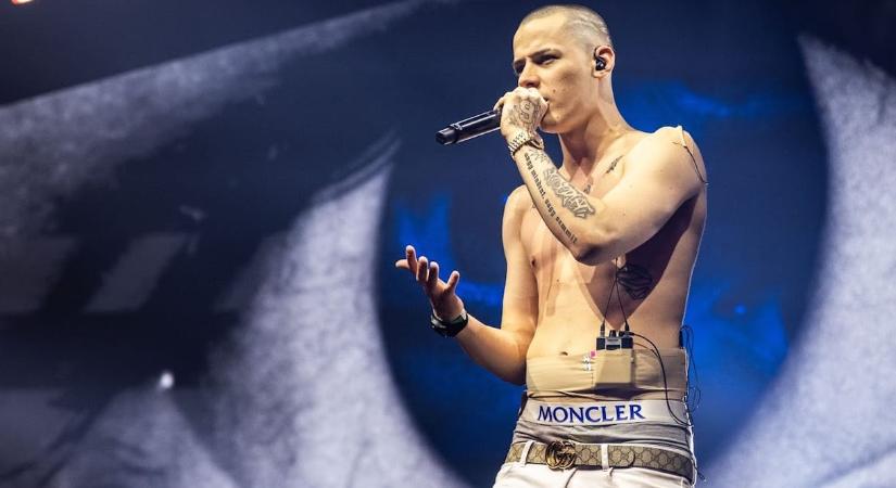 A Sziget Fesztivál Nagyszínpadánál is szólt a mocskos Fidesz