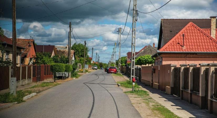 Emberi maradványok bukkannak elő ezen a hajdú-bihari településen, akar gyerekek is rátalálhatnak – videóval!