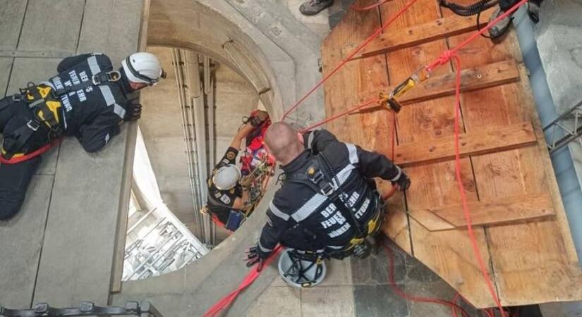 Kötelekkel eresztettek le egy rosszul lett látogatót a bécsi Szent István-székesegyház tornyából