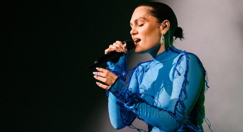 Újabb műtétre lesz szüksége a rákkal küzdő Jessie J-nek