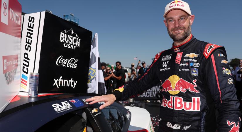 „Ő az egyik legnagyobb” – A NASCAR road-királya még évekig nem megy sehová