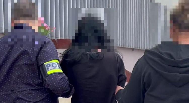Elfogták a fiatal lányt, aki brutálisan bántalmazta a barátnőjét