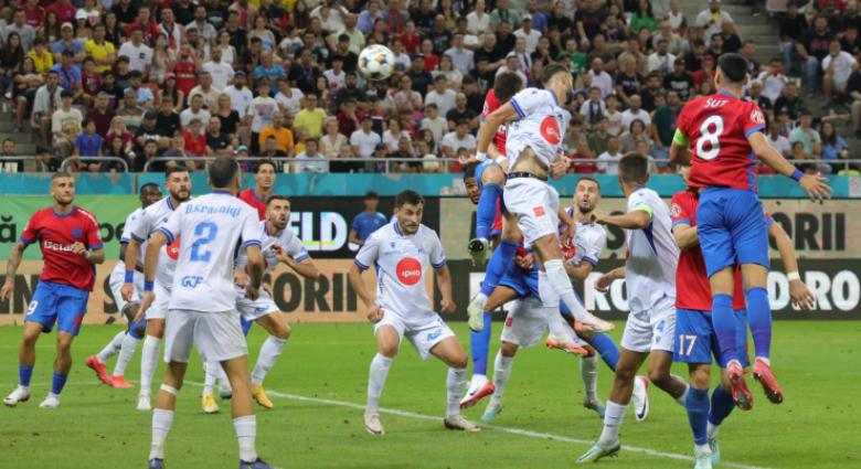Rémisztő képsorok az Európa-liga meccsen – rosszul lett a vendég csapat vezetőedzője