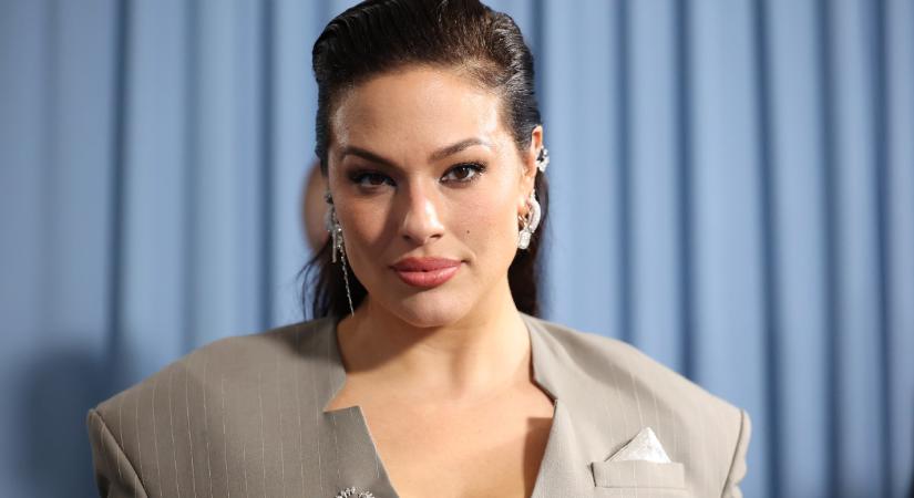 Ashley Graham csinos szoknyája régi pólóból készült: szuper tipp az újrahasznosításhoz