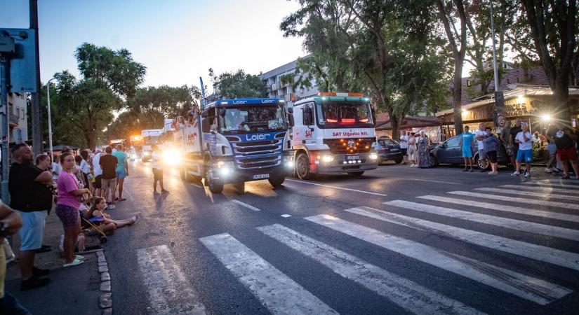 Motorzajtól és dudaszótól volt hangos Hajdúszoboszló - fotókkal, videóval!
