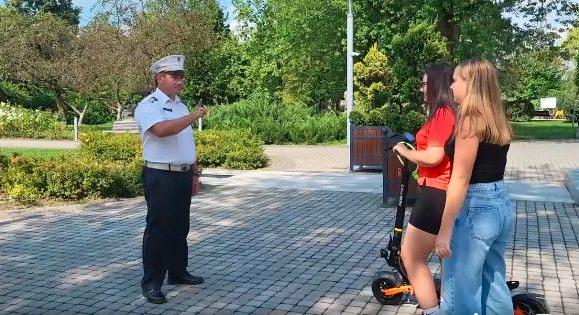 Oktatófilm arról, hogyan kell rollerezni