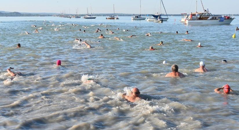 Megúszták: több ezren szelték át közép-Európa legnagyobb tavát a Balaton-átúszáson - videó