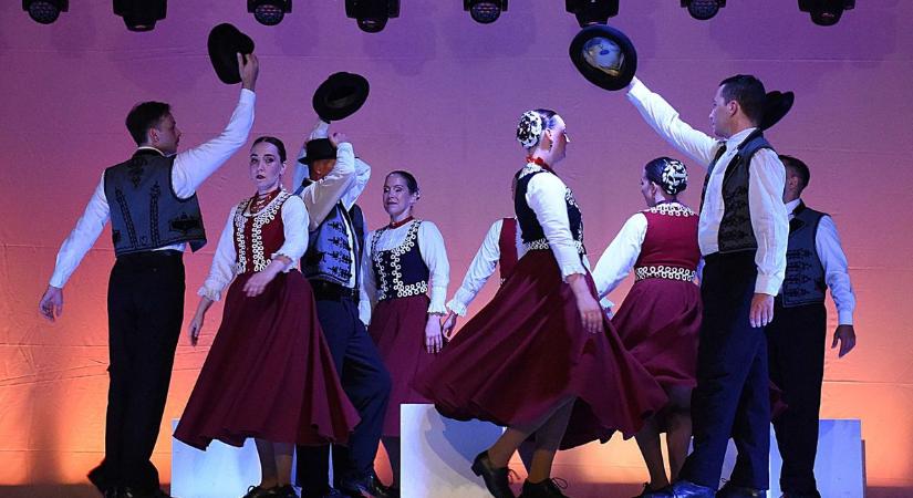 Elképesztő siker: percekig zúgott a vastaps a Jászság Népi Együttes új premierjén – galériával, videóval