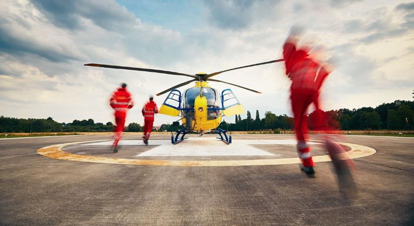 Riasztották a mentőhelikoptert, szorult helyzetbe került egy pár a kutyájával