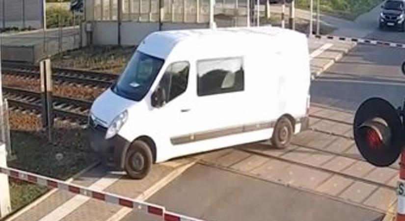 Beszorult egy autós a vasúti átjáróba, másodpercei voltak, hogy cselekedjen (VIDEÓ)
