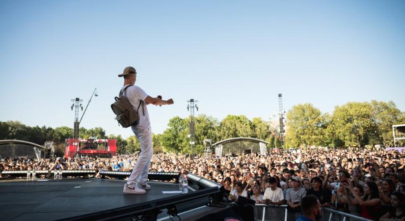 Pogány Induló hozta a formáját a Sziget Nagyszínpadán, de a hiányzó fellépők is nyomot hagytak a pénteken