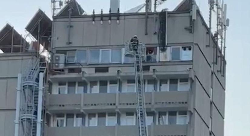 Közel ötven ember hagyta el a hajdúszoboszlói szállodát, mutatjuk, mi történt!
