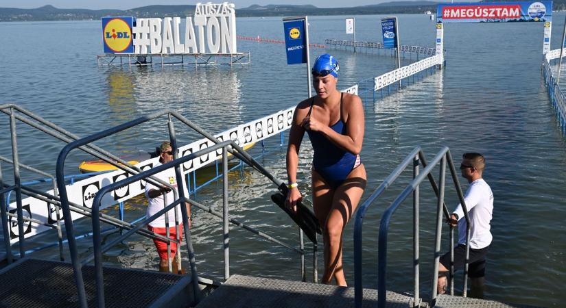 Elstartolt a Balaton-átúszás, itt vannak az első fotók, még nem késő nevezni
