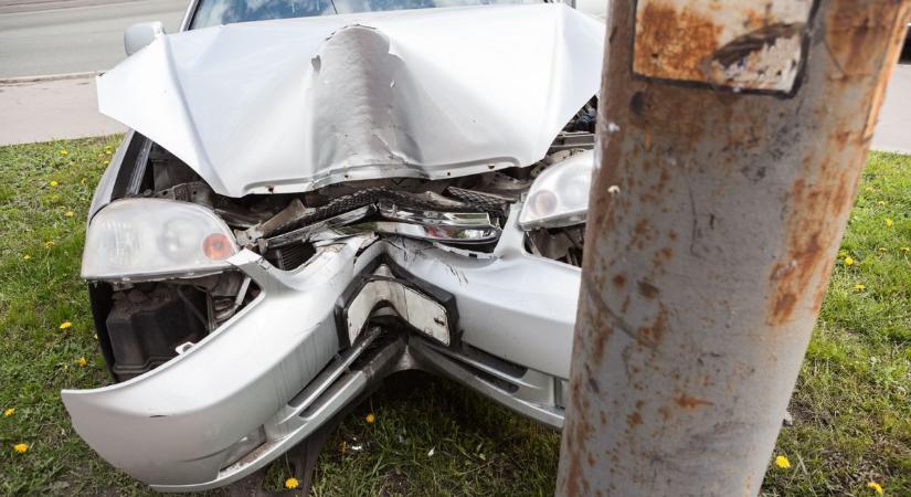 Óvatosan vezess Lengyeltótiban ebben a kereszteződésben, oszlopnak hajtott egy autó