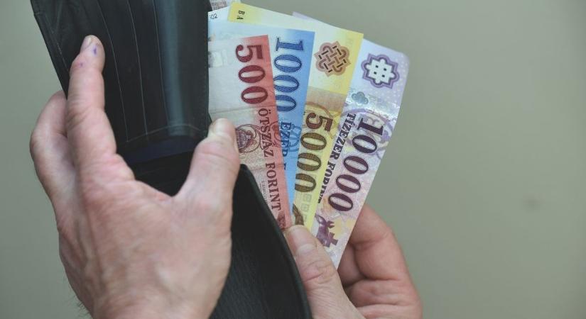 Kéthavi támogatás érkezik augusztusban: nyugdíj és családi pótlék is jön, mitatjuk mikor