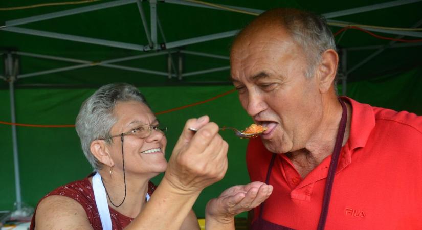 Halászlé és jó hangulat a Tisza-parton