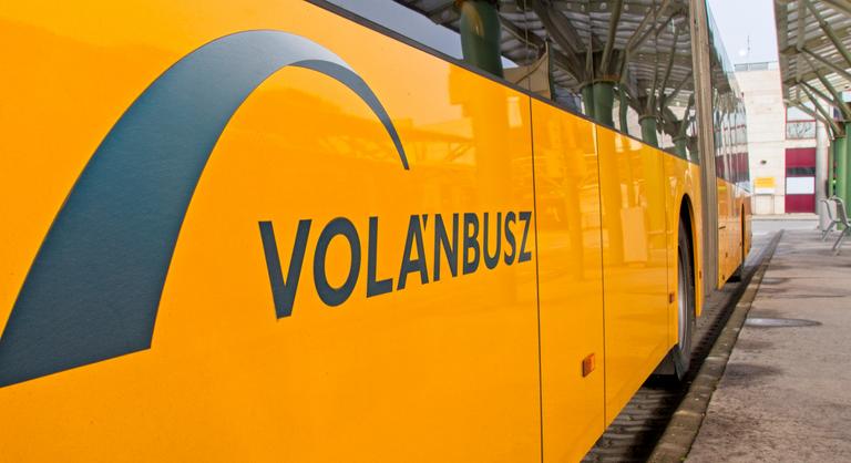 Érvényes menetjegyük volt, mégis otthagyta a megállóban az utasokat a Volánbusz sofőrje