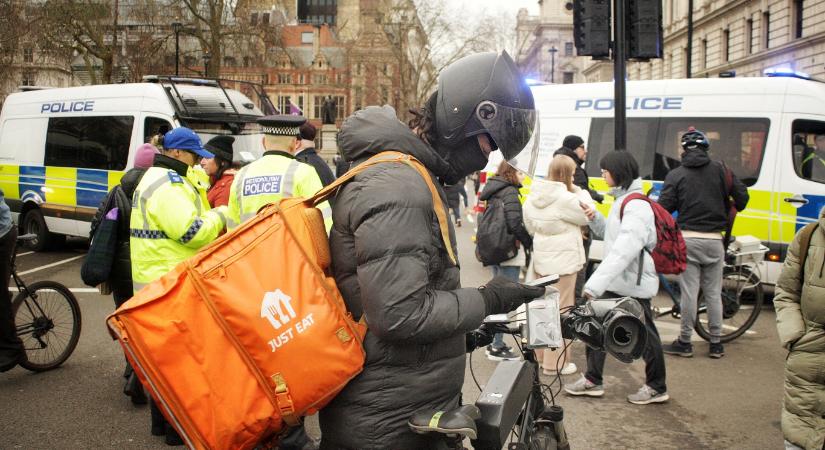 Bevándorlóellenesség versus ebéd: kitiltották az ételfutárokat a londoni luxuslakóparkból