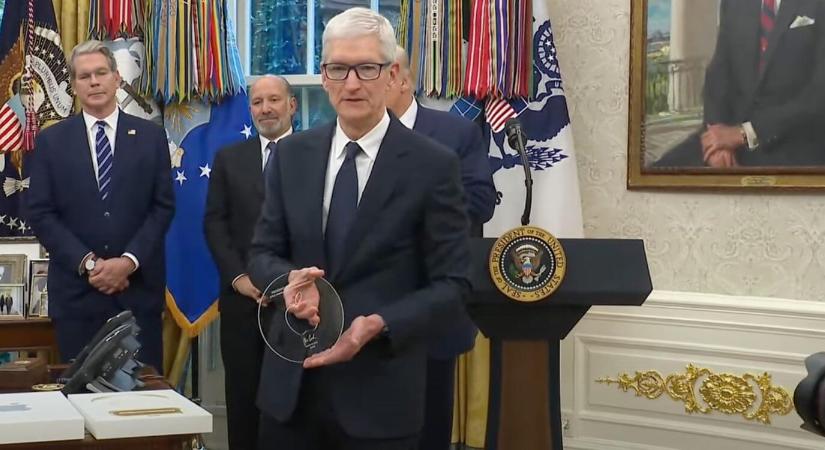 Cook 24 karátos arany talpazatú emléktárgyat ajándékozott Trumpnak a vámtarifák elkerüléséért