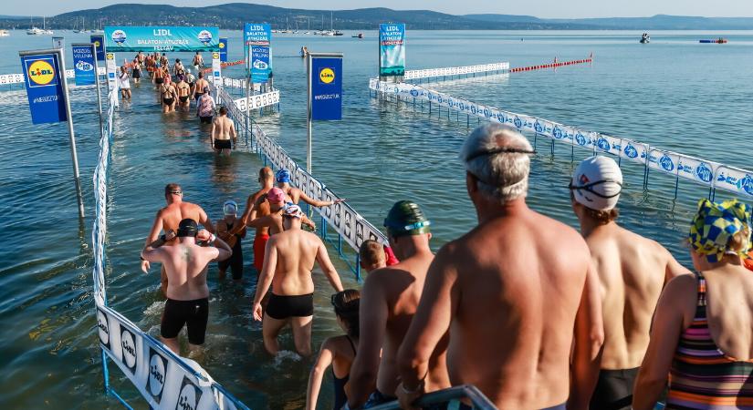 Mintegy négyszázan ússzák át a Balatont