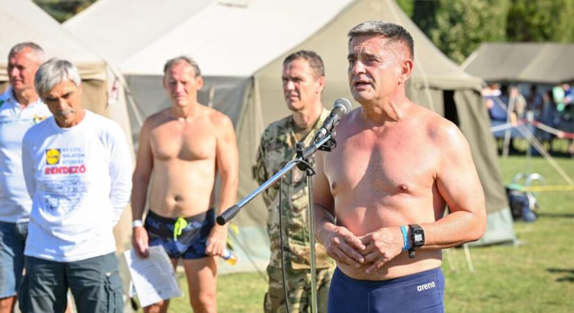 Mintegy négyszázan ússzák át a Balatont a honvédség Úszó erőd kihívására