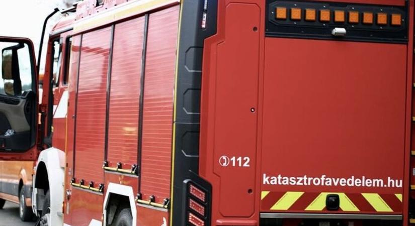 Súlyos baleset Dél-Zalában, tűzoltók szabadítanak ki egy embert az autóroncsból (frissítve)