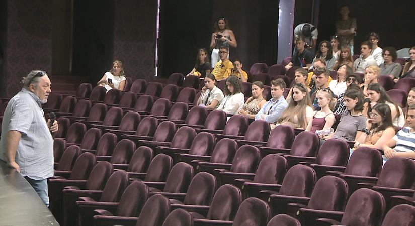 Leendő színészek ismerkedtek meg a debreceni teátrummal