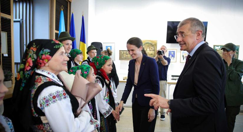 Észak-Bukovinában járt a külügyminiszter – A román iskolák támogatását kérték a helyiek