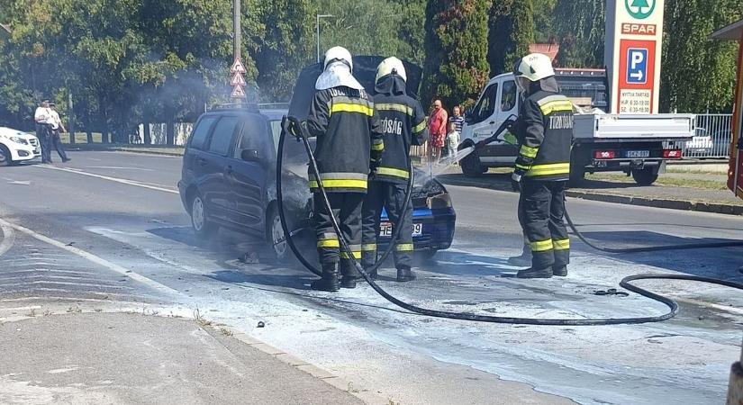 Kigyulladt egy autó menet közben Miskolcon – fotók, videó!