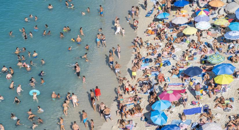 Fullasztó tömeg lett Horvátországban, egy törölközőt is alig lehet letenni a strandon