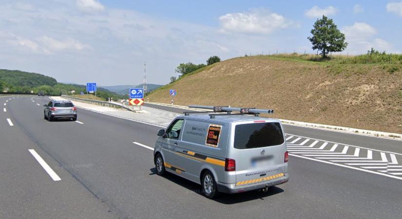 Kigyulladt egy teherautó az M1-esen