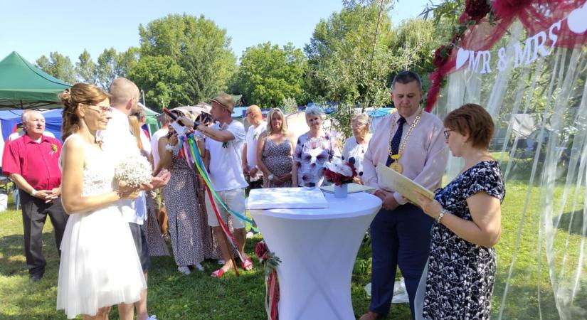 Ilyen még nem volt! Kempingben, kondérok és sátrak közt mondtak igent egymásnak