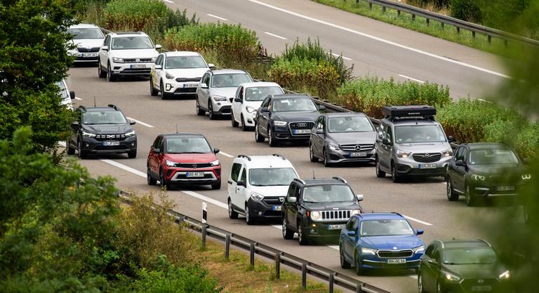 Beállt a forgalom, az M1, M5 és M3-as autópályán is több kilométeres a kocsisor
