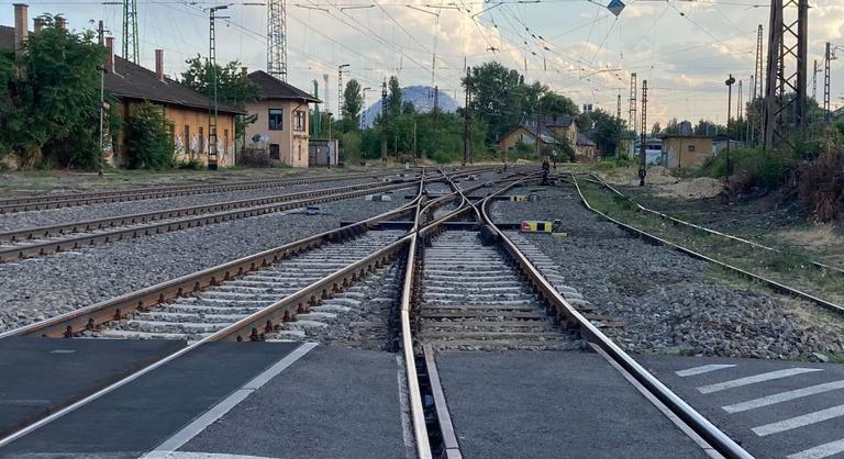 Kigyulladt egy mozdony az észak-balatoni vasútvonalon