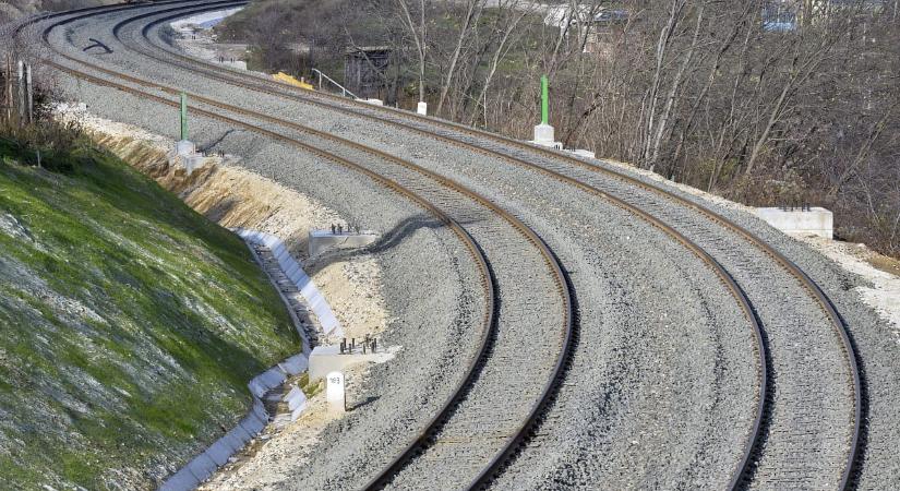 Kigyulladt egy mozdony, borul a menetrend az észak-balatoni vasútvonalon