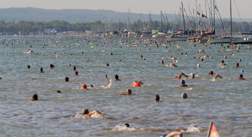 Ilyen volt a Balaton-átúszás: uszonnyal, SUP-pal, matyó népviseletben ( fotók és videók)