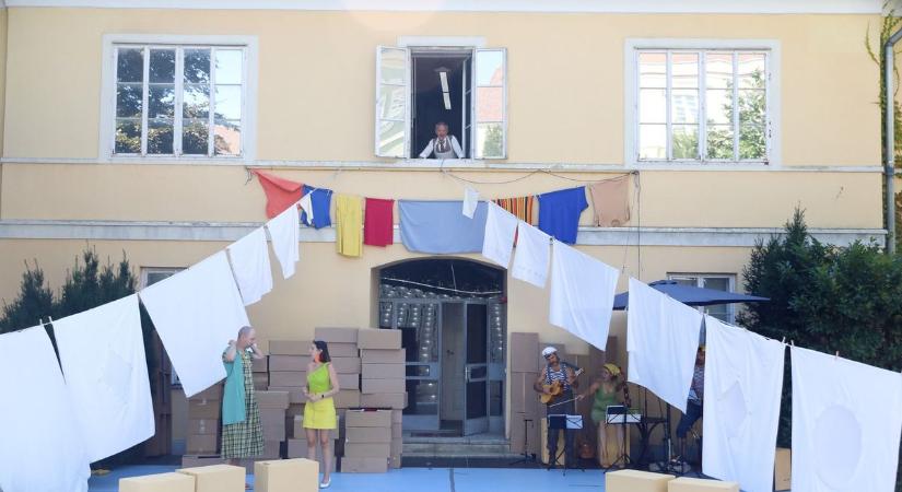 Vitorlát bont a Karneválszínház - benéztünk egy próbára