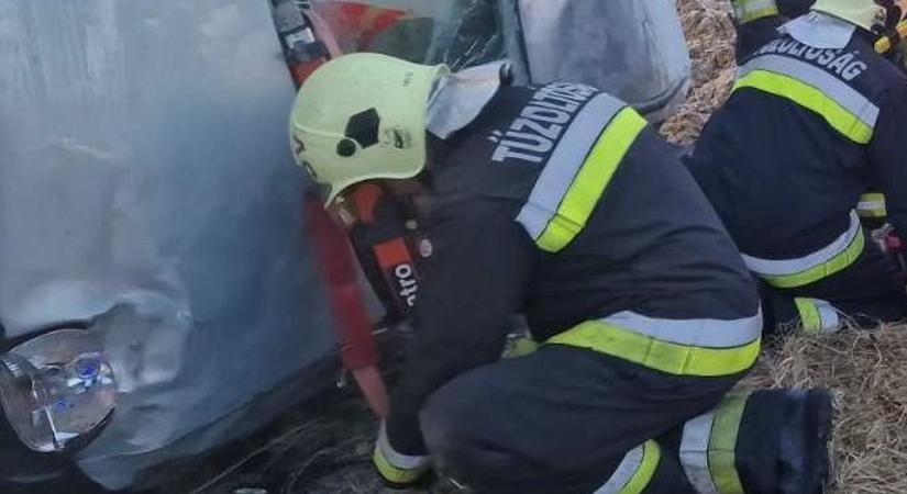 Súlyos baleset Sajókaza és Szuhakálló között - A vezetőt a tűzoltók szabadították ki a kocsiból