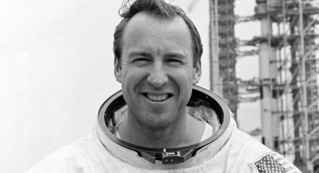 Elhunyt Jim Lovell, legendás asztronauta, akitől az Apollo 13-ban őt alakító Tom Hanks is elbúcsúzott