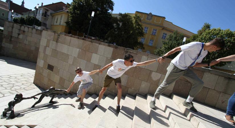 Hűsölés, négyszínfestés és politikai stand-up – az MKKP Egerben akciózott