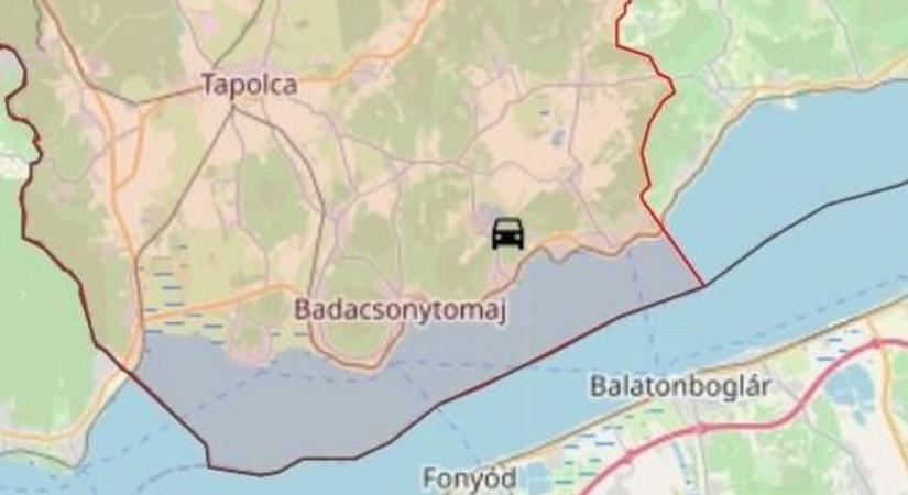 Oldalára borult egy autó Ábrahámhegyen - lezárták az érintett útszakaszt