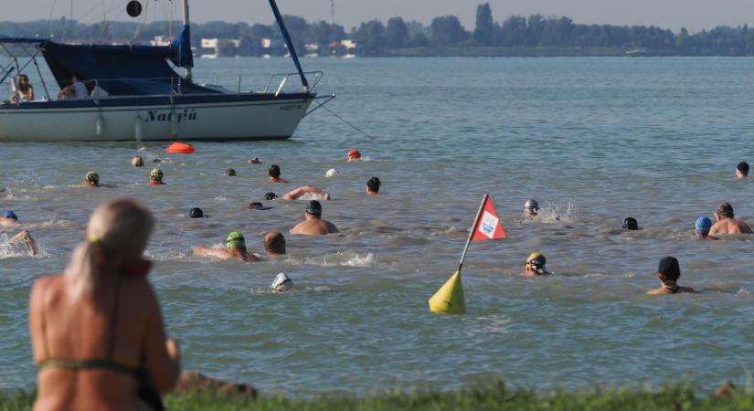 Képeken az idei Balaton-átúszás