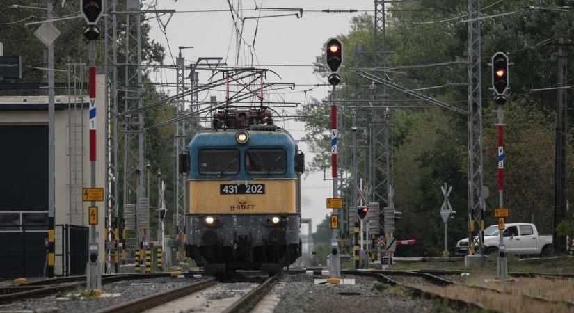 Út közben kigyulladt egy mozdony, egy hajdú-bihari vonatnál is nagy késések várhatóak