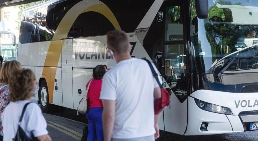 Tarnaleleszen ragadt a Volán egyik busza