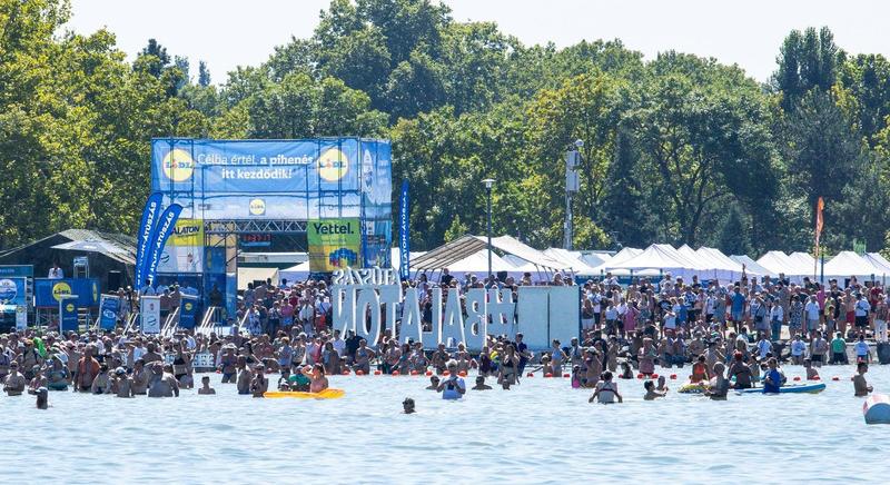 Több mint 10 ezren vágtak neki a Balaton-átúszásnak