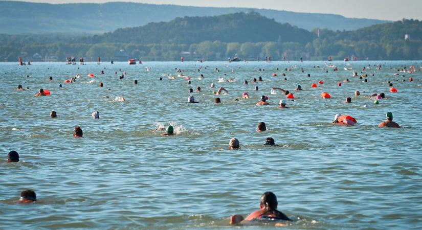 Még matyó népviseletben is átúszták a Balatont